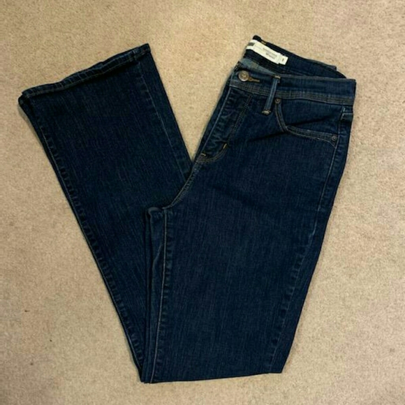 Great Condition Women's Slimming Levi Jeans Size 8 - Picture 1 of 3